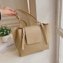 Women's bag  autumn and winter new trend fashion shoulder bag large capacity retro bucket bag commuter Tote Bag 